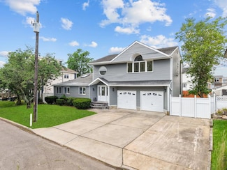 2572 Riverside Ave, Seaford, NY 11783