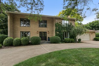 51 Regent Dr, Oak Brook, IL 60523