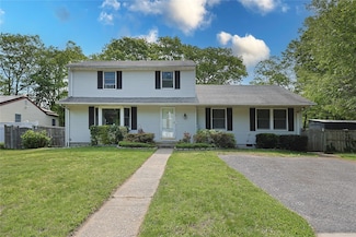 33 Highview Ln, Ridge, NY 11961