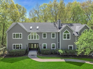 1121 Estates Dr, Ossining, NY 10562