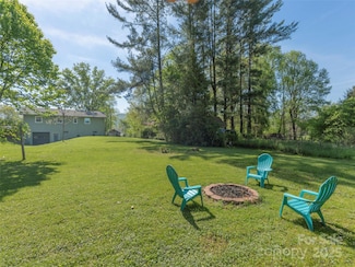65 Lakeview St, Clyde, NC 28721