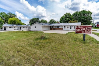 715 N John Wayne Dr, Winterset, IA 50273
