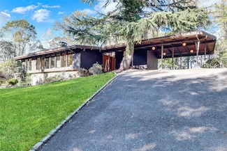 131 Oakside Dr, Smithtown, NY 11787