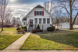 1030 W 6th St, Staunton, IL 62088