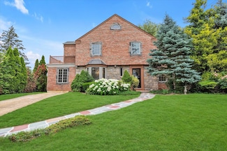 26 Vanderbilt Rd, Manhasset, NY 11030