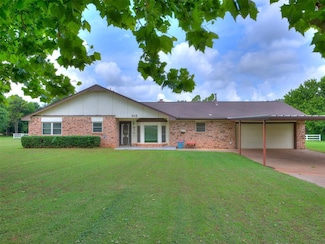 915 S Lariat Dr, Mustang, OK 73064