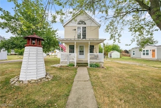 515 W 2nd St, Port Clinton, OH 43452