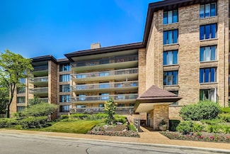 1621 Mission Hills Rd Unit 207, Northbrook, IL 60062
