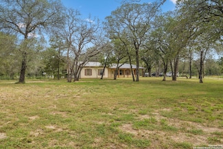 240 Oak Hollow Dr, La Vernia, TX 78121