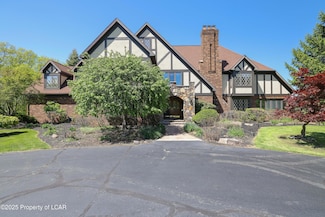 555 Valley View Rd, Dallas, PA 18612