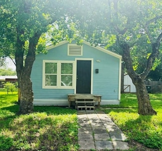 411 S Market St, Hallettsville, TX 77964