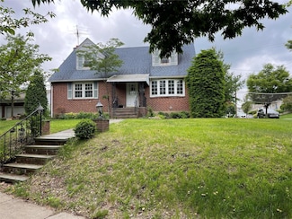 28 Lynton Rd Unit 1, Albertson, NY 11507