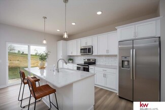 7913 N 93rd St, Omaha, NE 68122