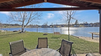 9372 Lakeview Dr, Cadillac, MI 49601