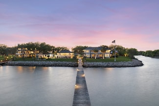 102 S R St, La Porte, TX 77571