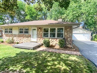 10 N Circle Ave, Port Barrington, IL 60010