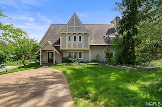 2125 Crystal Dr, Saint Louis, MO 63131