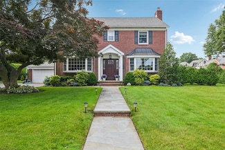 96 Newmarket Rd, Garden City, NY 11530