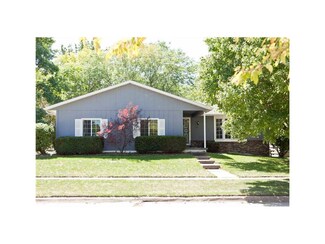1135 Cress Pkwy, Hiawatha, IA 52233