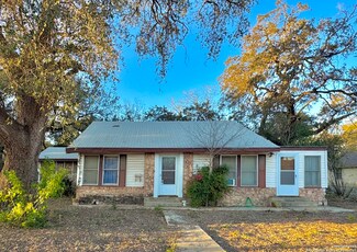 238 W Calera St, Uvalde, TX 78801