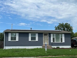 1210 Cress Pkwy, Hiawatha, IA 52233