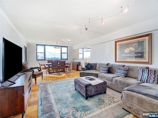 250 Gorge Rd Unit 17L, Cliffside Park, NJ 07010