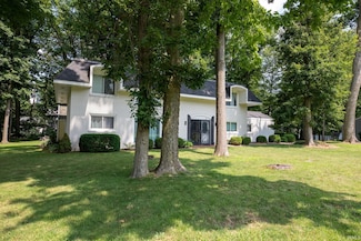 11090 Manor Dr, Plymouth, IN 46563