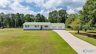 581 4th St SW, Sylvania, AL 35988