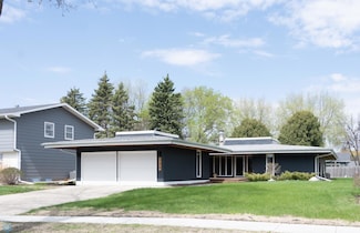 130 S Woodcrest Dr N, Fargo, ND 58102