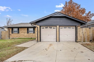 5212 NW Sherwood Dr, Lawton, OK 73505