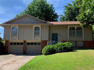 905 NE 81st St, Kansas City, MO 64118