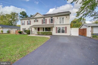 13132 Pennypacker Ln, Fairfax, VA 22033