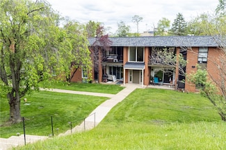 1200 College Park Dr Unit 2, Coraopolis, PA 15108
