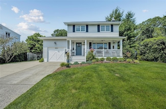 305 Devon Ln, Smithtown, NY 11787