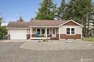 755 Island Cir SE, Ocean Shores, WA 98569