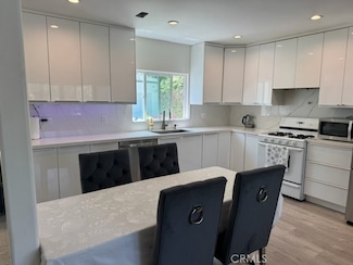 18352 Bessemer St, Tarzana, CA 91335