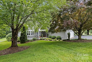 104 Overlook Dr, Flat Rock, NC 28731