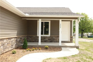 902 N 9th St, Neodesha, KS 66757