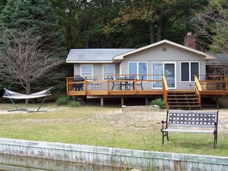 6908 S Lakeshore Dr, Pentwater, MI 49449