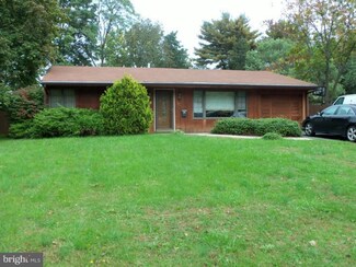 34 Stillwell Rd, Kendall Park, NJ 08824