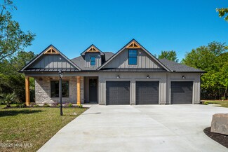 619 Bingham Ct NW, Calabash, NC 28467