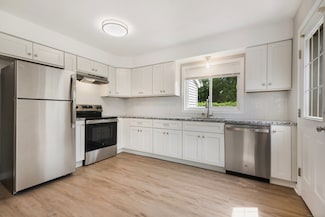 40 Kingsbury Ln, Glastonbury, CT 06033