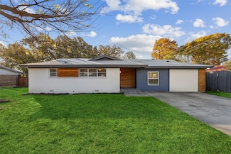 1241 Crestview Dr, Hurst, TX 76053