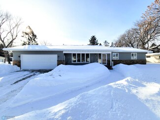 2402 W Country Club Dr S, Fargo, ND 58103
