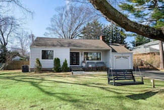 36 West St, Northport, NY 11768