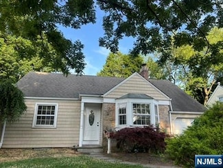 94 Lakeview St, River Edge, NJ 07661