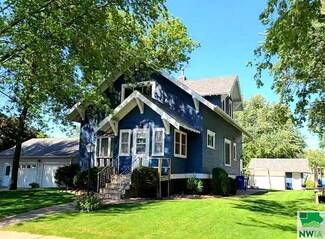 1313 2nd St, Hull, IA 51239