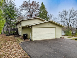 8616 Hickory Ave, Crystal Lake, IL 60014