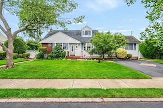 29 2nd Ave, Massapequa Park, NY 11762