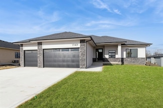 17409 N Valley Dr, Urbandale, IA 50323